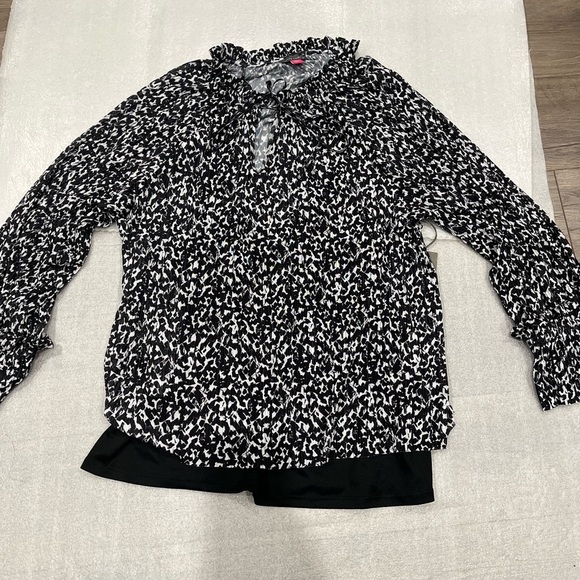 ❤️2/$50❤️[XL] VINCE CAMUTO Ruffle Mesh Peasant Blouse In Black - Picture 2 of 7